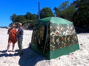 C мобильной баней МОБИБА МБ-15 на пляже.