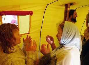 Внутри теплых палаток женщины пели молитвы