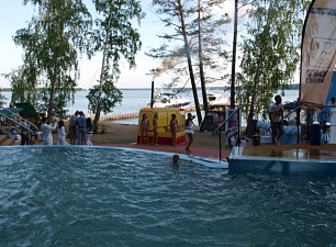 Нам предложили установить на открытой площадке прямо перед сценой мобильную баню, где бы гости праздника могли попариться после купания в бассейне.