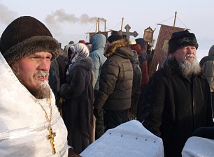 Настоятель Сретенского собора Бердской церкви Отец Василий Бирюков (справа) и другие священнослужители.