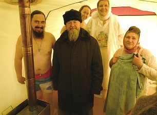Настоятель Сретенского собора Отец Василий Бирюков, послушник Андрей и прихожане внутри подарка.